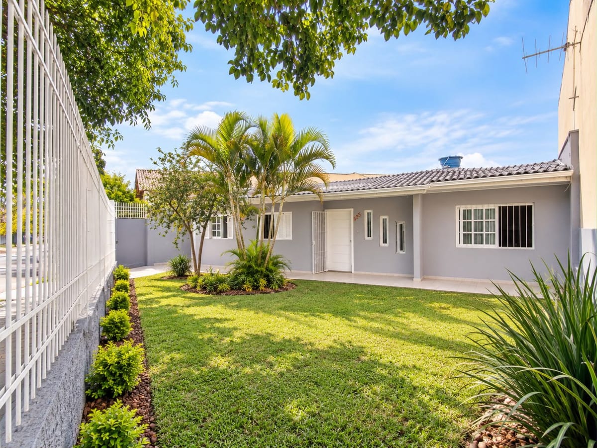 Casa em Canoas no Bairro Igara com Porcelanato e Jardim